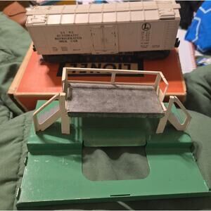 ​Lionel 3482 Automatic Refrigerated Milk Car with Box and Stand